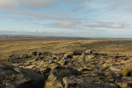 荒野巨石与辽阔草原的壮丽景象
