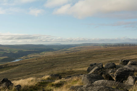 山巅远眺，风车点缀山谷的田园风光