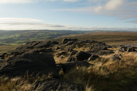 山巅巨石与远眺风车的壮丽景色