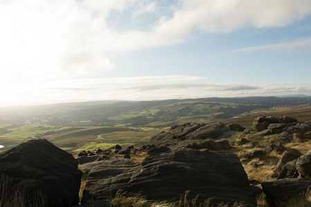 晨曦中的高原岩石与山谷风光