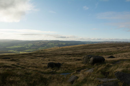 夕阳余晖下的高原旷野与风车群