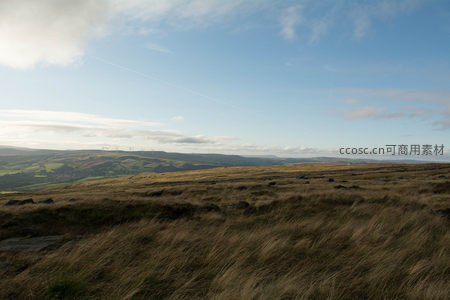 草原丘陵上的风车与蓝天