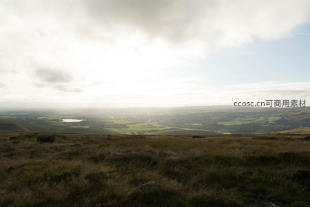 晨光洒落山谷的静谧美景