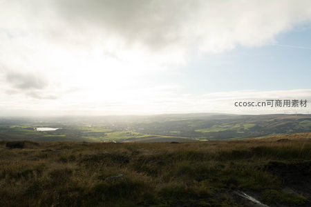 阳光穿透云层照亮山野