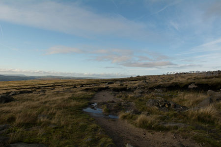 荒野小路延伸至天际线