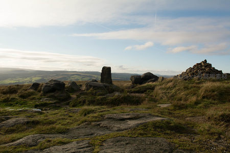 荒原上的古老石碑与远山风车群