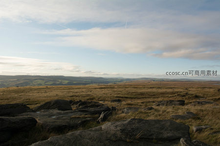 风车点缀的广阔高原风光