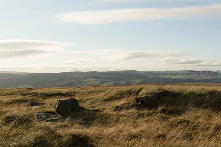 山脊线上的风力发电群