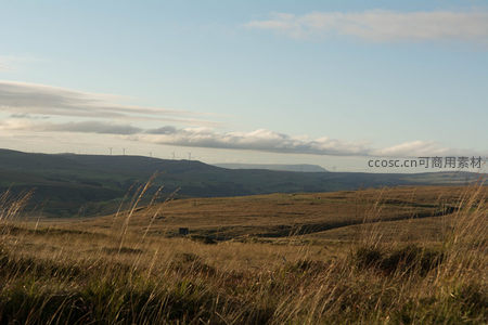 远眺风车点缀山峦