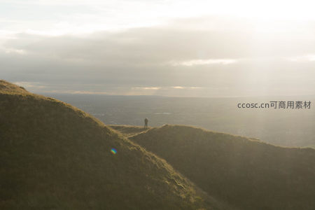 孤影立山巅望远方