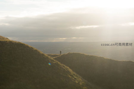 山脊剪影：一人独享日落余晖