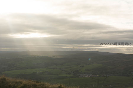 云海之下：山谷田园与风车远景
