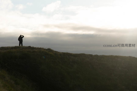 山顶沉思：背影凝望苍茫云海