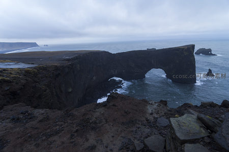 黑岩拱门：冰岛海岸的地质奇观