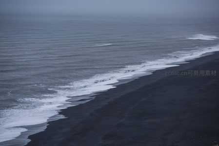雾锁海岸，浪吻黑沙