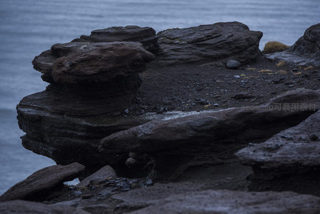 海岸火山岩层特写，纹理清晰如画