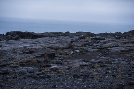 阴天海岸岩滩，远眺平静海面