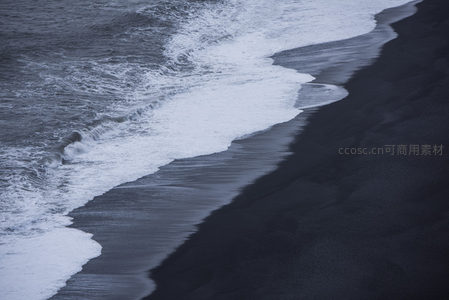 黑沙滩与白色浪花的交响
