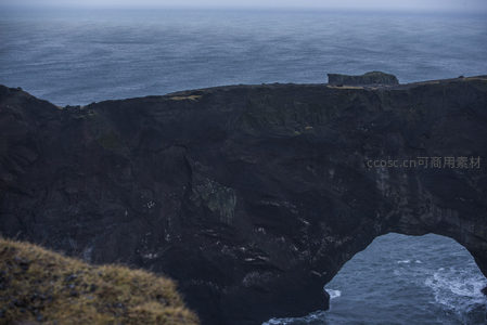 海蚀拱门矗立于惊涛骇浪间