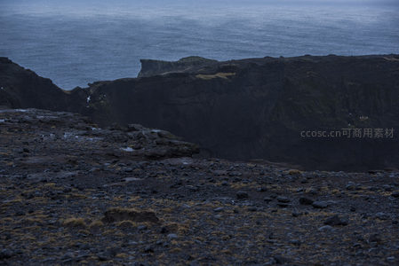 深谷悬崖边的寂静海岸