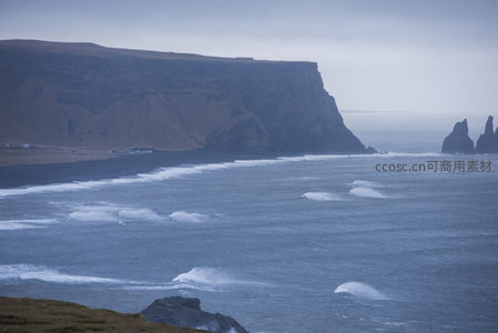 悬崖峭壁下的壮阔海岸线风景