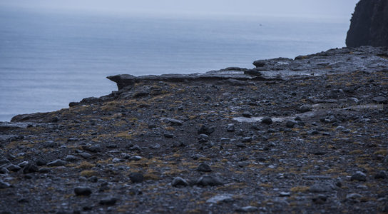 海岸火山岩地貌与平静海面