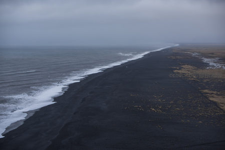 黑沙滩与海浪的宁静交响