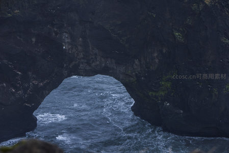 海蚀拱门下的汹涌波涛