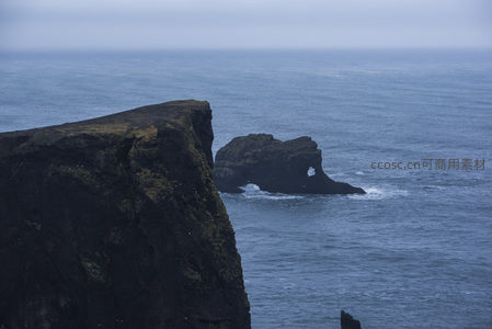 悬崖峭壁与远海孤礁相望
