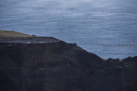 深色悬崖与蔚蓝大海的壮丽交界