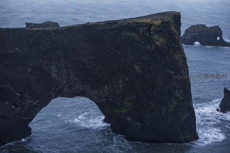 天然拱门横跨惊涛骇浪的海岸奇观