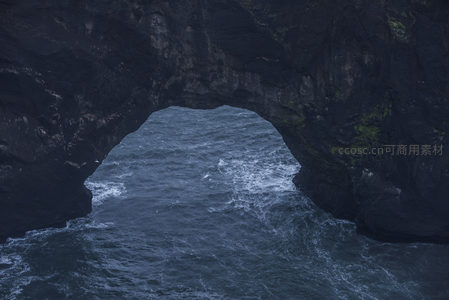从岩石拱门内窥见波澜壮阔的海洋