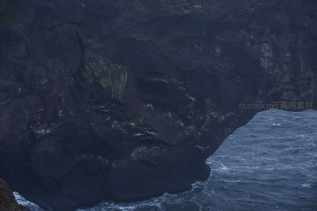 海蚀拱门下的深邃岩壁与波涛