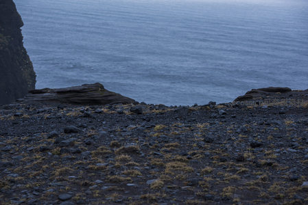 荒芜火山地表与辽阔海洋交界