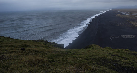 黑沙海岸线蜿蜒伸向远方雾霭