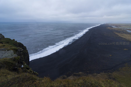 高空视角下的黑沙海岸全景图