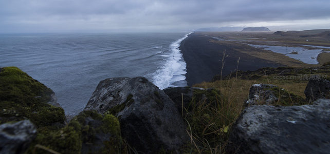 黑沙滩与海浪的壮丽交响