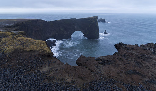 海蚀拱门矗立于苍茫大海