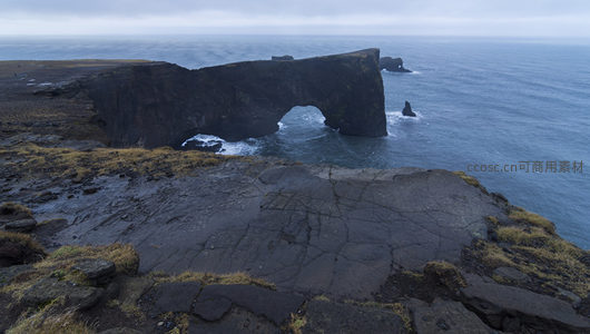 火山岩台地俯瞰海蚀拱门