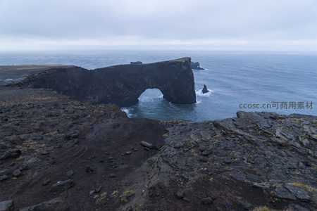 孤寂海岸的天然石拱奇观