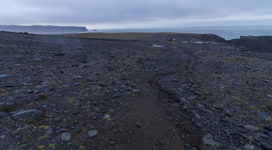 蜿蜒小径通向火山海岸