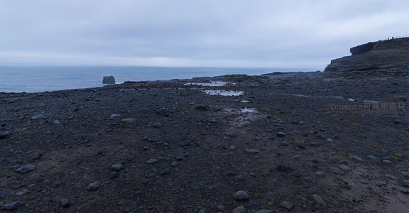 布满碎石的黑沙滩与远海