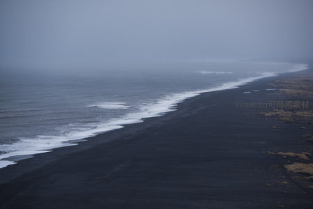 雾中黑沙滩与翻涌海浪