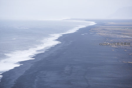 航拍视角下的黑沙海岸线