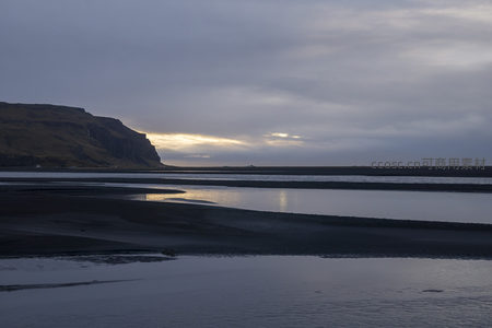 暮色山崖下的平静河口