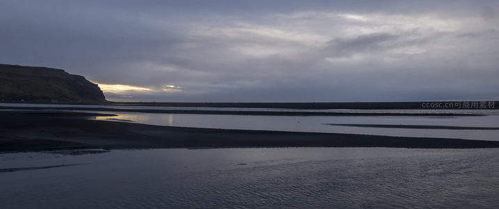 云层缝隙透出的温柔夕照