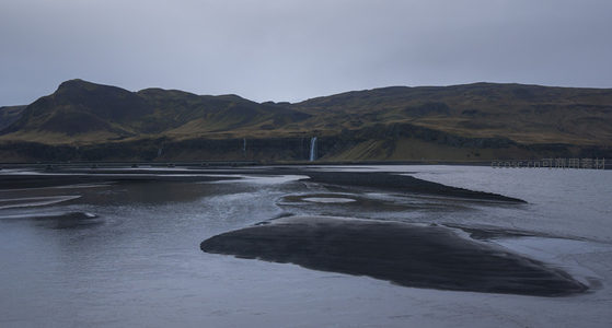 远山瀑布映衬下的湿地平原