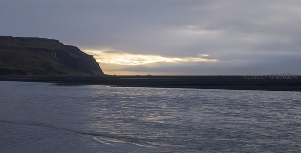 暮色海岸线，山峦与海面交相辉映