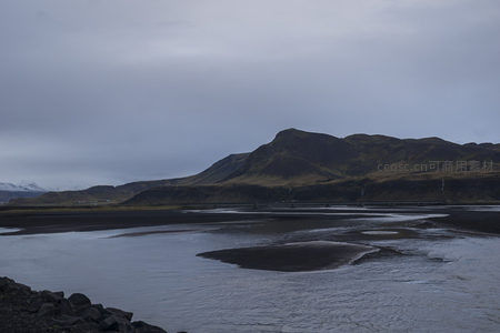 河流蜿蜒穿行于火山地貌之间
