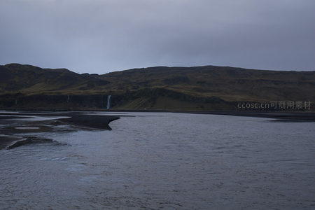 远山瀑布垂落，河床静谧如画